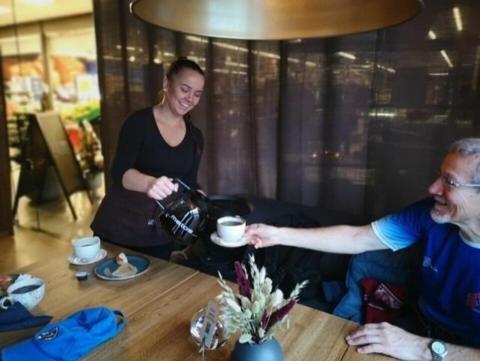 Hongri åpnet dørenePÅFYLL. Carita Aronsen skjenker kaffe til gjestene på Hongri.