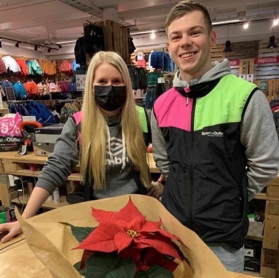 STJERNE I BOKA. Sandra Skjevik (25), Kristian Ågnes Johansen (21) og de andre ansatte ved Sport Outlet får ros i form av en julestjerne fordi de yter god service på jobb. STJERNE I BOKA. Sandra Skjevik (25), Kristian Ågnes Johansen (21) og de andre ansatte ved Sport Outlet får ros i form av en julestjerne fordi de yter god service på jobb. Foto: Frank Øvrewall