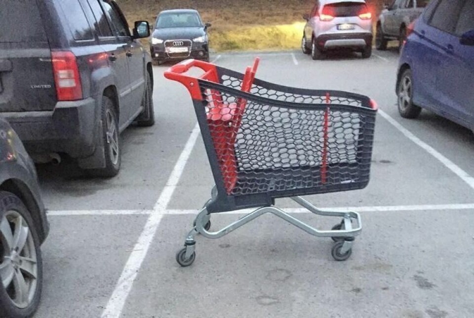 HENSLENGT. Dette bildet av en henslengt handlevogn er tatt av en annen irritert kunde på Handelsparken HENSLENGT. Dette bildet av en henslengt handlevogn er tatt av en annen irritert kunde på Handelsparken