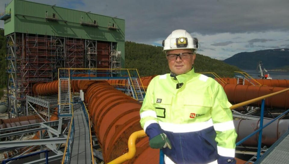 ALVORLIG. Verksdirektør Ove Sørdahl ved Elkem Salten sier at de vil vurdere strengere tiltak på testing for i større grad å fange opp nye tilfeller så tidlig som mulig. ALVORLIG. Verksdirektør Ove Sørdahl ved Elkem Salten sier at de vil vurdere strengere tiltak på testing for i større grad å fange opp nye tilfeller så tidlig som mulig. Foto: Stig Bjørnar Karlsen