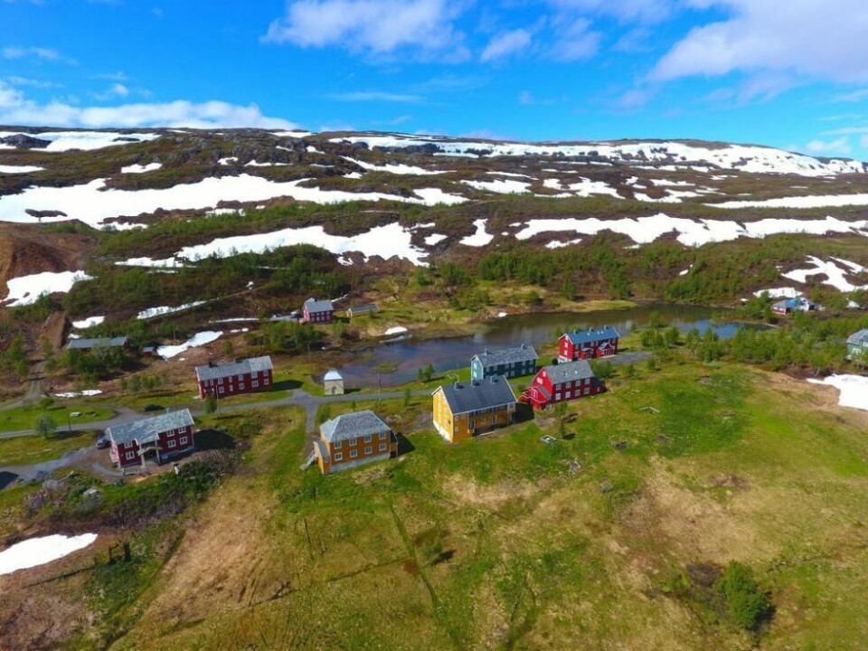 INVITERER TIL FESTIVAL. På «støkkan», det åpne området foran bebyggelsen på Jakobsbakken skal teltplassen være. Her kan man våkne opp og ha utsikt rett fra teltåpningen mot Norges høyeste fjell over polarsirkelen, samt isbreer. INVITERER TIL FESTIVAL. På «støkkan», det åpne området foran bebyggelsen på Jakobsbakken skal teltplassen være. Her kan man våkne opp og ha utsikt rett fra teltåpningen mot Norges høyeste fjell over polarsirkelen, samt isbreer. Foto: Espen Johansen