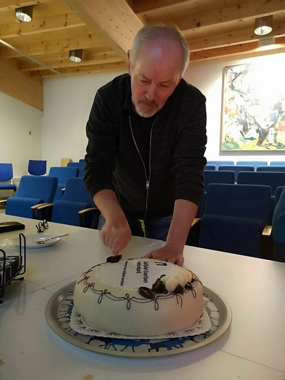 KAKEFEST. Ordfører Rune Berg var på kakefest hos nasjonalparkforvalterne på Storjord fredag, da det ble offisielt fra statsråd at revisjonen og grenseendringen for Saltfjellet-Svartisen var besluttet. KAKEFEST. Ordfører Rune Berg var på kakefest hos nasjonalparkforvalterne på Storjord fredag, da det ble offisielt fra statsråd at revisjonen og grenseendringen for Saltfjellet-Svartisen var besluttet.