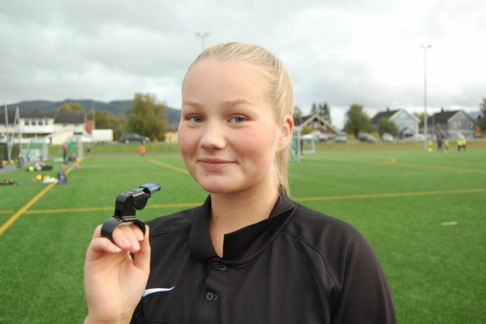 FIN HOBBY. Sirianne Kristiansen fra Rognan liker seg som fotballdommer, og føler det er sjelden hun som jente ikke blir akseptert av guttene. FIN HOBBY. Sirianne Kristiansen fra Rognan liker seg som fotballdommer, og føler det er sjelden hun som jente ikke blir akseptert av guttene. Foto: Stig Bjørnar Karlsen
