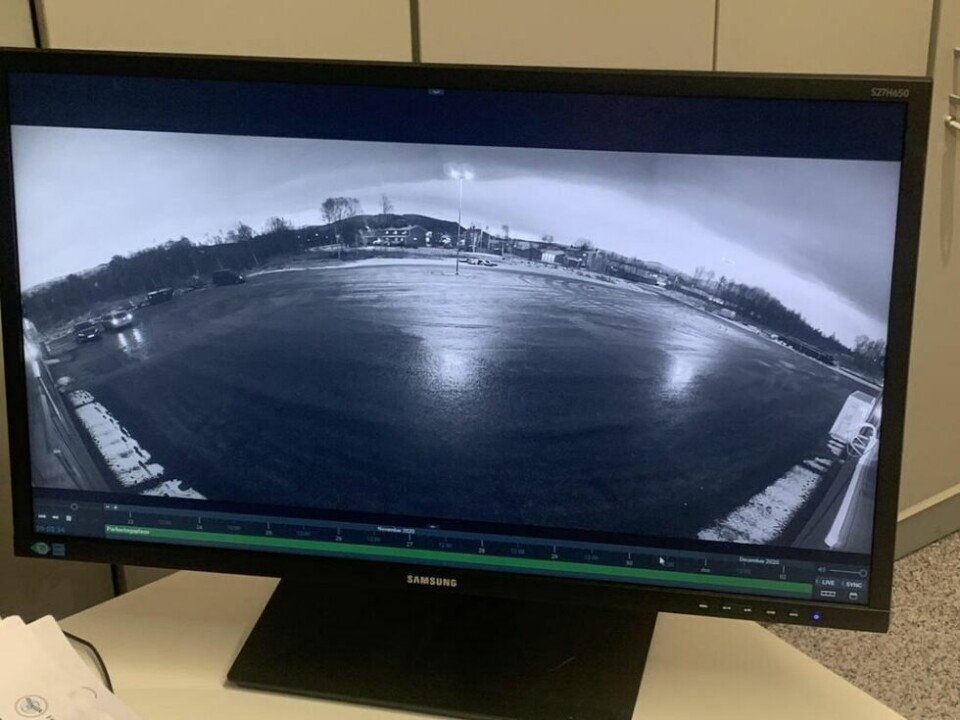 OVERVÅKER. Fauske/Sprint vil ha slutt på at bilfører leker seg på perkeringsplassen utenfor SKS Arena og har nått satt opp overvåkningskameraer. OVERVÅKER. Fauske/Sprint vil ha slutt på at bilfører leker seg på perkeringsplassen utenfor SKS Arena og har nått satt opp overvåkningskameraer. Foto: Espen Johansen