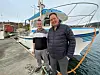 VELDIG GLADE. Med støtten på 300.000 kroner fra korona-midlene fra Fauske kommune sier Bård Larsen (t.h.) at det garantert blir noe av planene om fiskemottak og utsalg. Her sammen med Jonathan Prescher som jobber på båten Simen H. Foto: Helge Simonsen