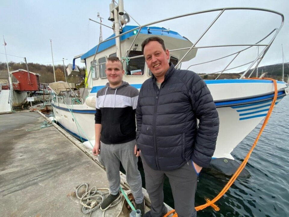 VELDIG GLADE. Med støtten på 300.000 kroner fra korona-midlene fra Fauske kommune sier Bård Larsen (t.h.) at det garantert blir noe av planene om fiskemottak og utsalg. Her sammen med Jonathan Prescher som jobber på båten Simen H. VELDIG GLADE. Med støtten på 300.000 kroner fra korona-midlene fra Fauske kommune sier Bård Larsen (t.h.) at det garantert blir noe av planene om fiskemottak og utsalg. Her sammen med Jonathan Prescher som jobber på båten Simen H. Foto: Helge Simonsen