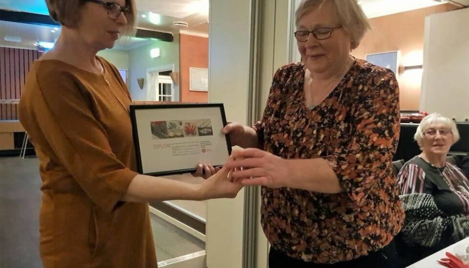 HEDER OG ÆRE. Lillian Moldjord fikk utdelt Husflidslaget sin hedersnål og diplomet av Ann Rigmor Navjord.LENGE AKTIV. Lillian har vært aktiv i over 40 år med husflid og mottar hedersnål. HEDER OG ÆRE. Lillian Moldjord fikk utdelt Husflidslaget sin hedersnål og diplomet av Ann Rigmor Navjord.