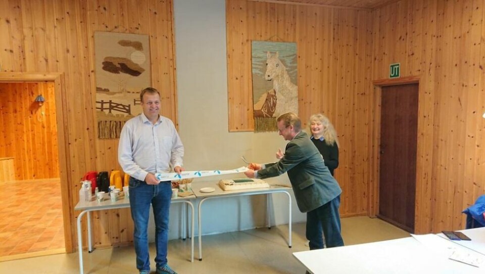 MARKERING. Ordfører Gisle Hansen klipper over båndet og markerer at Telenor Norge sine to prosjekter i Sørfold er ferdigstilte. Moderniseringsdirektør i Telenor Norge, Arne Quist Christensen og næringssjef Gerd Bente Jakobsen holder båndet. Begge foto: Sørfold kommuneVELKOMMEN. Gisle Hansen ønsket bygdefolk og langveisfarende gjester velkommen, og orienterer om bredbåndsprosjektet i Sørfold. MARKERING. Ordfører Gisle Hansen klipper over båndet og markerer at Telenor Norge sine to prosjekter i Sørfold er ferdigstilte. Moderniseringsdirektør i Telenor Norge, Arne Quist Christensen og næringssjef Gerd Bente Jakobsen holder båndet. Begge foto: Sørfold kommune