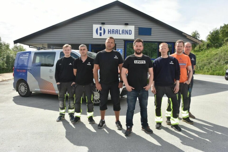 JOBBER PÅ. Fra venstre står Martin Olsen, Mihail Enescu, Mathias Edvardsen, Ole Marius Kristoffersen Daniel Hanssen, Dag Ove Kristiansen og Remi Wågan har arbeidsplasser sin på Haaland Nord og Haaland glass og fasade. JOBBER PÅ. Fra venstre står Martin Olsen, Mihail Enescu, Mathias Edvardsen, Ole Marius Kristoffersen Daniel Hanssen, Dag Ove Kristiansen og Remi Wågan har arbeidsplasser sin på Haaland Nord og Haaland glass og fasade. Foto: Sylvia Bredal