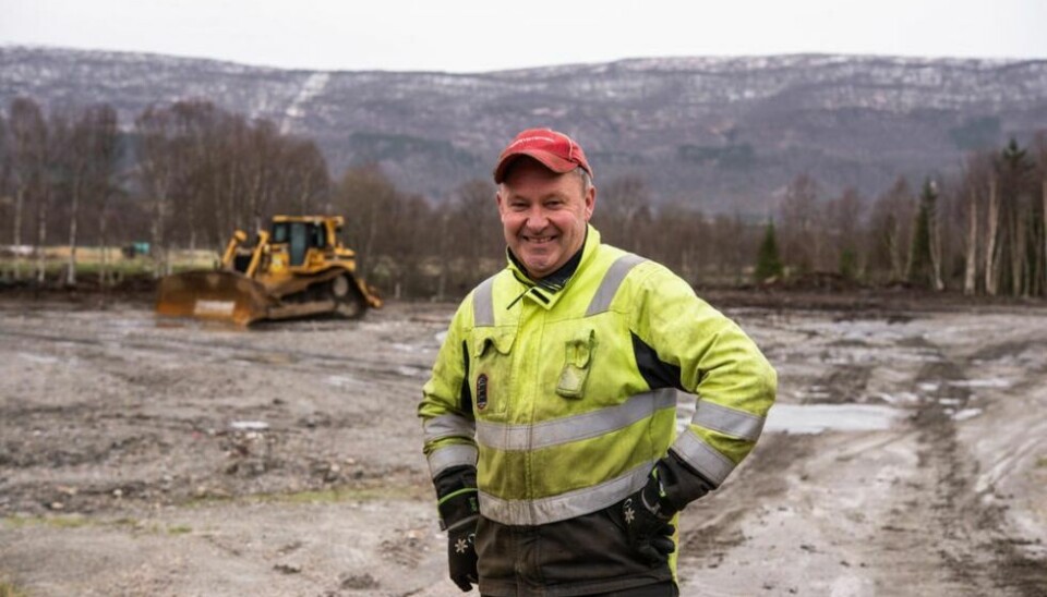 FORNØYD. Bonde Lars Erik Navjord er glad for å få fyllmasser til et stort nytt gårdstun på gården sin i Holtan, men nå venter han og PK Strøm på svar på søknad om å fylle videre. FORNØYD. Bonde Lars Erik Navjord er glad for å få fyllmasser til et stort nytt gårdstun på gården sin i Holtan, men nå venter han og PK Strøm på svar på søknad om å fylle videre. Foto: Tarjei Abelsen