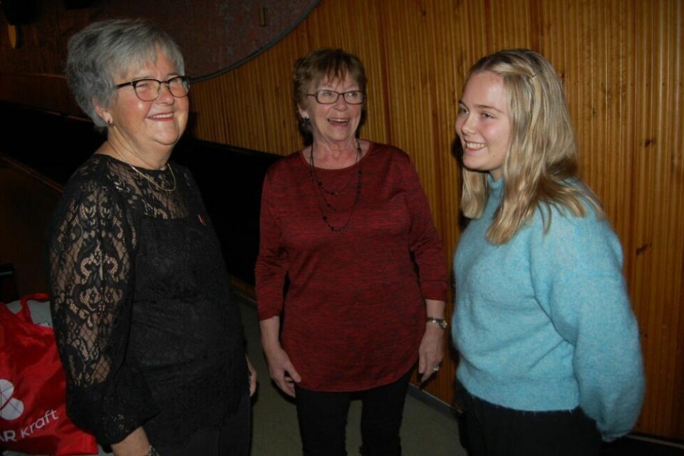 Hanne Engan (t.h.) og Marianne Sakariassen sto på scenen for demenssaken. Erna Josefsen (t.v.) er svært takknemlig. Hanne Engan (t.h.) og Marianne Sakariassen sto på scenen for demenssaken. Erna Josefsen (t.v.) er svært takknemlig. Foto: Stig Bjørnar Karlsen