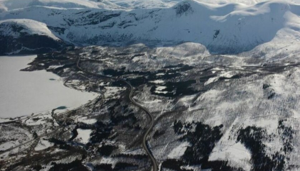 Det er glatt på E6 ved Kobbvatnet i Sørfold mandag morgen. Det er glatt på E6 ved Kobbvatnet i Sørfold mandag morgen. Foto: Helge Simonsen