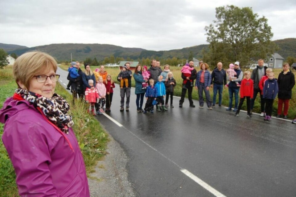 UEGNET SKOLEVEI. I rundt 30 år har Monika Myrvoll i Helskog velforening stått på sammen med andre foreldre for å få gang- og sykkelsti fra Helskog og til Strømsnes. I dag bruker 40 barn denne 60-sonen som skolevei. UEGNET SKOLEVEI. I rundt 30 år har Monika Myrvoll i Helskog velforening stått på sammen med andre foreldre for å få gang- og sykkelsti fra Helskog og til Strømsnes. I dag bruker 40 barn denne 60-sonen som skolevei. Foto: Stig Bjørnar Karlsen