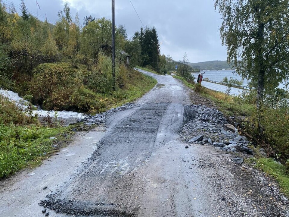 Veien på Langstranda måtte forsterkes pga stor vannføring. Veien på Langstranda måtte forsterkes pga stor vannføring. Foto: Eva S. Winther