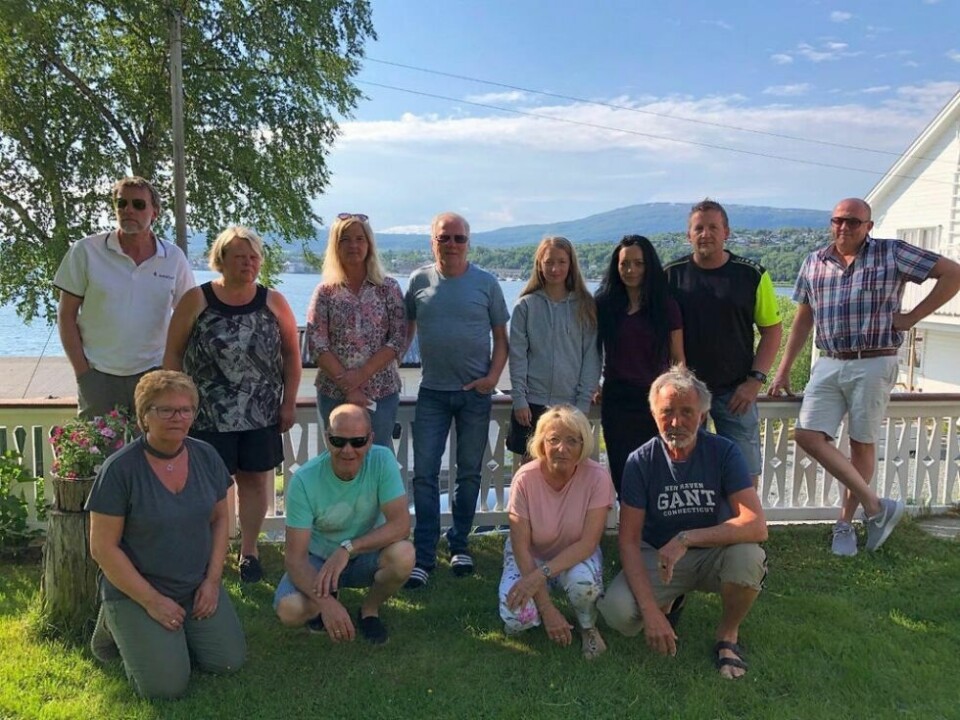 MASSIV PROTEST. Beboerne i Finneidgata har ikke mye til overs for planene til Møllna AS om å bygge leiligheter på opp til seks etasjer i bakgrunen, slik at havutsikta deres forsvinner. Bak fra venstre Truls Hansen, Ann-Karin Steinmo, Berit Wangen, Roald Wangen, Malin Sigvartsen Wemberg, Line Wemberg, Øyvind Wangberg og Åge Ellingsen. Foran fra venstre Liv Mona Høgseth, Rolf Åge Høgseth, Lill Evjen og Harry Evjen. MASSIV PROTEST. Beboerne i Finneidgata har ikke mye til overs for planene til Møllna AS om å bygge leiligheter på opp til seks etasjer i bakgrunen, slik at havutsikta deres forsvinner. Bak fra venstre Truls Hansen, Ann-Karin Steinmo, Berit Wangen, Roald Wangen, Malin Sigvartsen Wemberg, Line Wemberg, Øyvind Wangberg og Åge Ellingsen. Foran fra venstre Liv Mona Høgseth, Rolf Åge Høgseth, Lill Evjen og Harry Evjen. Foto: Embla Sofie K. Sørensen Foto: Embla Sofie K. Sørensen