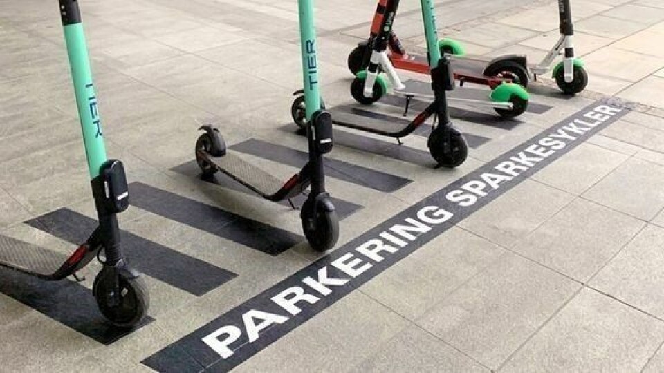 STRAMMER INN. Nå skal det utredes om det kommer strengere regler for elektriske sparkesykler. STRAMMER INN. Nå skal det utredes om det kommer strengere regler for elektriske sparkesykler. Foto: Samferdselsdepartementet