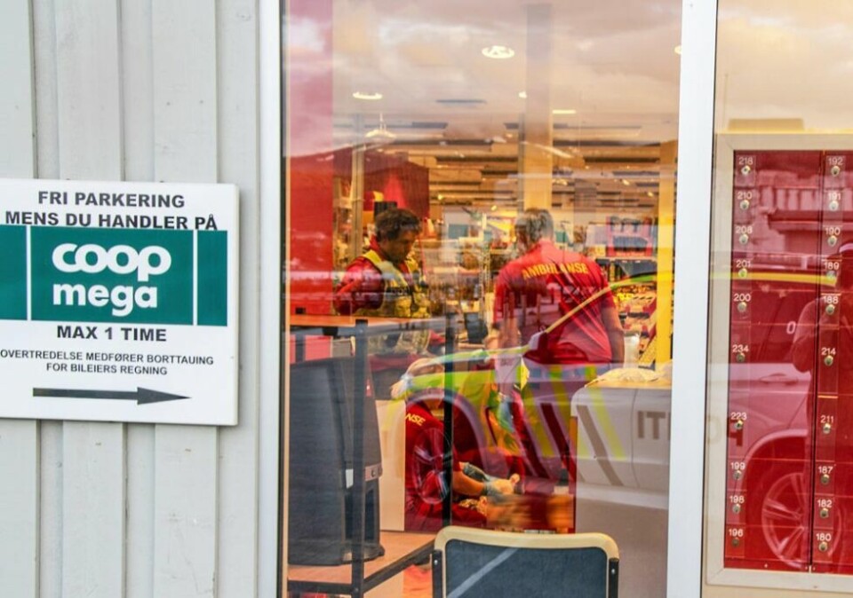 MANDAG. Helsepersonell jobbet i rundt en time og tjue minutter i butikken med den hardt skadde mannen i 30-årene, før han ble fraktet videre til sykehus. MANDAG. Helsepersonell jobbet i rundt en time og tjue minutter i butikken med den hardt skadde mannen i 30-årene, før han ble fraktet videre til sykehus. Foto: Tarjei Abelsen