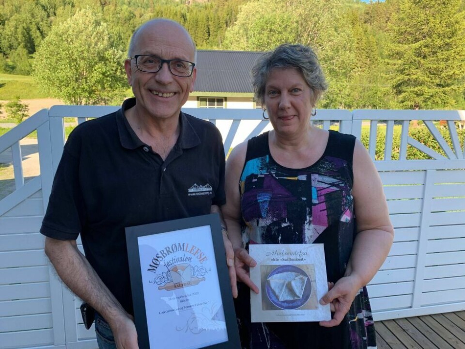 Møsbrømlefsefestivalen har i kveld gitt hedersprisen 2020 til Lisa Grimstad og Tommy Edvardsen. Møsbrømlefsefestivalen har i kveld gitt hedersprisen 2020 til Lisa Grimstad og Tommy Edvardsen. Foto: Sverre Breivik