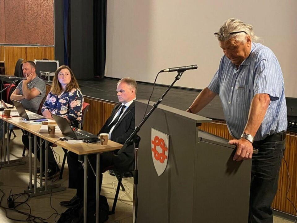 TRUER MED Å BRYTE UT. Samarbeidspartnerne i Høyre og Senterpartiet gikk mot Fremskrittsparitet i saken om statlig finansiert omsorg. Me det ble det bestemt at Fauske ikke skal bli med i ordningen. Nå truer Frp med å forlate hele samarbeidet. Leif Lindstrøm (t.h.) tordnet fra talerstolen mot sine samarbeidspartnere varaordfører Ronny Borge (t.v.) og ordfører Marlen Rendall Berg. TRUER MED Å BRYTE UT. Samarbeidspartnerne i Høyre og Senterpartiet gikk mot Fremskrittsparitet i saken om statlig finansiert omsorg. Me det ble det bestemt at Fauske ikke skal bli med i ordningen. Nå truer Frp med å forlate hele samarbeidet. Leif Lindstrøm (t.h.) tordnet fra talerstolen mot sine samarbeidspartnere varaordfører Ronny Borge (t.v.) og ordfører Marlen Rendall Berg. Foto: Helge Simonsen
