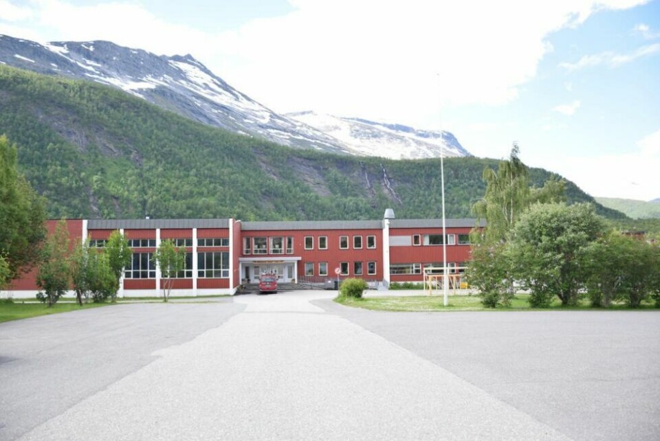 VALG. Et flertall av politikerne vil ikke samle elevene i Beiarn på Moldjord skole der det er plass til alle i dagens bygg. I stedet vil de bruke Trones skole, men her må de bruke en million kroner på brakkerigger for å huse elever og lærere. VALG. Et flertall av politikerne vil ikke samle elevene i Beiarn på Moldjord skole der det er plass til alle i dagens bygg. I stedet vil de bruke Trones skole, men her må de bruke en million kroner på brakkerigger for å huse elever og lærere. Foto: Ina Sand Solli (Arkiv)