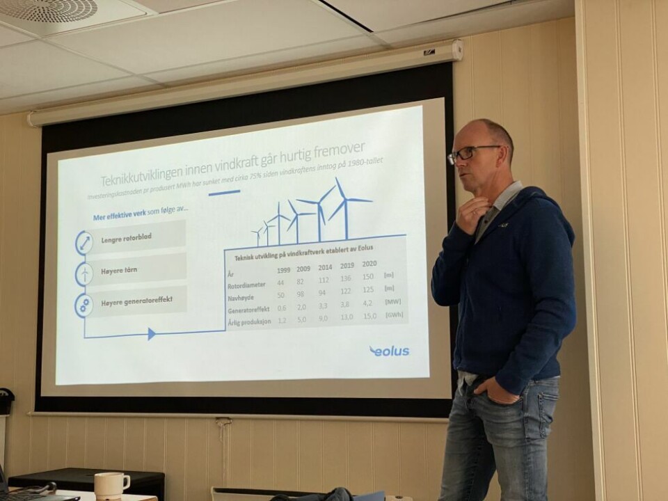 INFORMERTE. Ørjan Rosvold fra Eolus vind, som bygger Øyfjellet vindkraftverk i Vefsn, besøkte plan- og ressursutvalget i Sørfold tirsdag. INFORMERTE. Ørjan Rosvold fra Eolus vind, som bygger Øyfjellet vindkraftverk i Vefsn, besøkte plan- og ressursutvalget i Sørfold tirsdag. Foto: Eva S. Winther