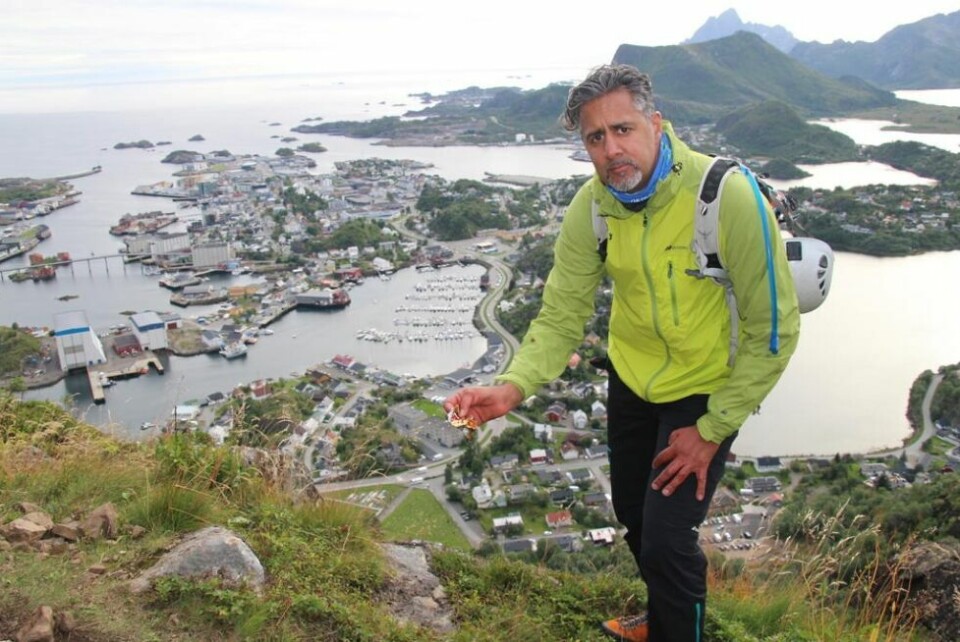 RYDDER OPP. Kulturminister Abid Raja går foran med et godt eksempel, og plukker søppel på tur opp til Svolværgeita. RYDDER OPP. Kulturminister Abid Raja går foran med et godt eksempel, og plukker søppel på tur opp til Svolværgeita. Foto: Vilde Ueland, Nordland Idrettskrets