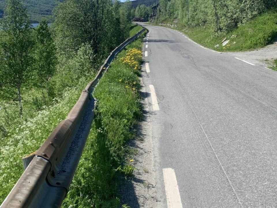 UBRUKELIG. Flere steder er autovernet i sørgelig forfatning. Her henger det omtrent nedenfor kjørebanen. UBRUKELIG. Flere steder er autovernet i sørgelig forfatning. Her henger det omtrent nedenfor kjørebanen. Foto: Espen Johansen
