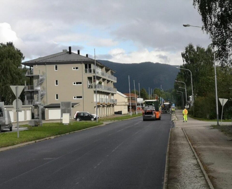 NYTT DEKKE. Kirkegata på Rognan har fått ny asfalt. NYTT DEKKE. Kirkegata på Rognan har fått ny asfalt. Foto: Robert Jentoft