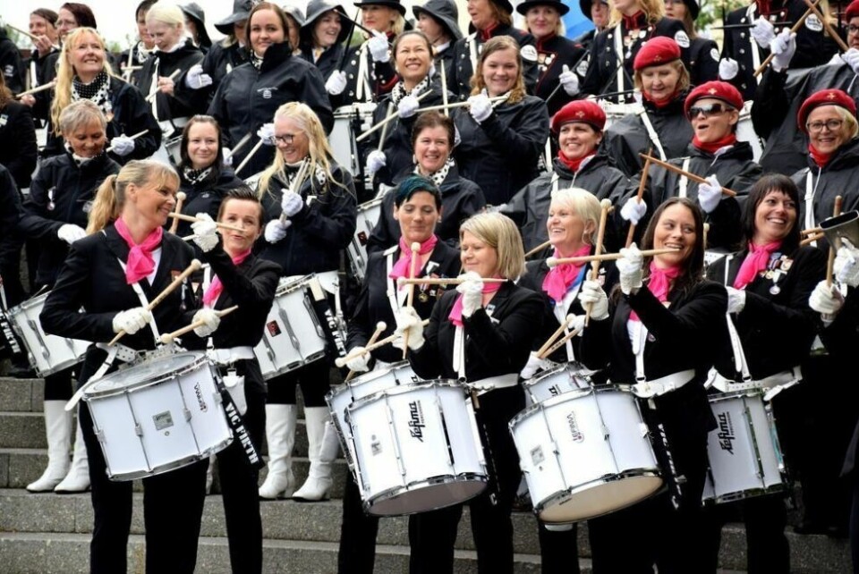SPILLEGLEDE. Fauske paradakorps tar turen til Sulis for å spille litt onsdag 10. juni. SPILLEGLEDE. Fauske paradakorps tar turen til Sulis for å spille litt onsdag 10. juni. Foto: Frida Kalbakk