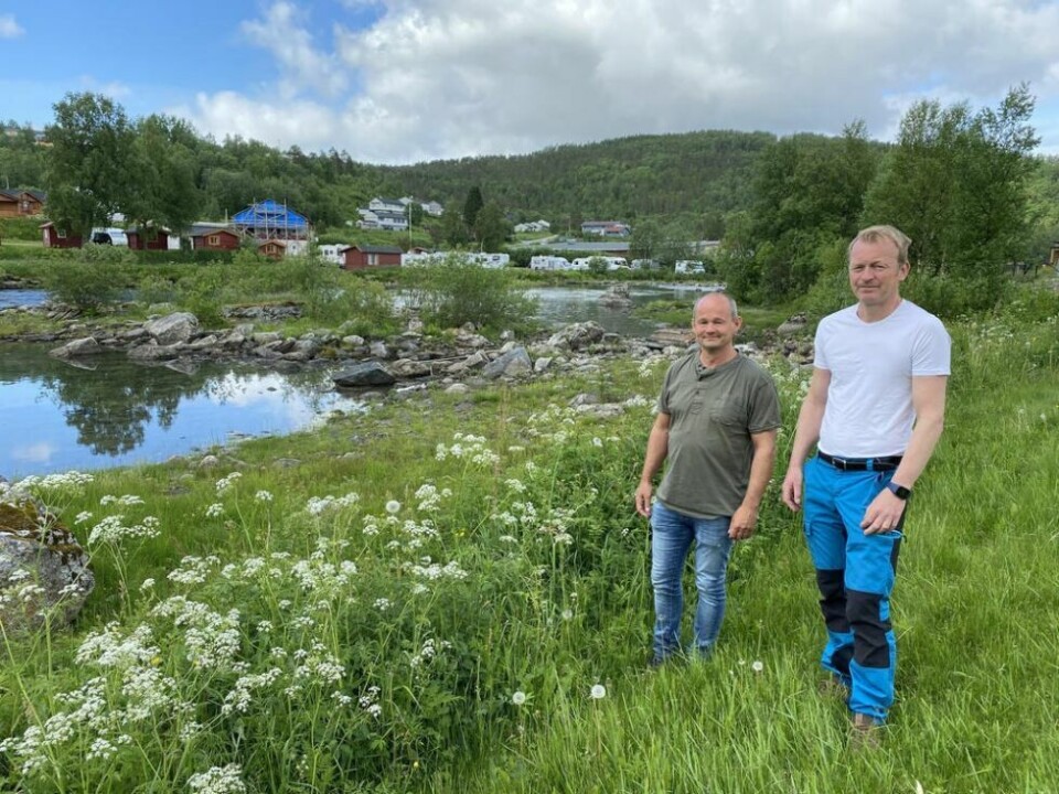 MER VANN. Sisomar har store utbyggingsplaner, men er avhengig av å hente ut mer ferskvann fra Straumvatnet. Da er det snakk om å bygge en terskel i elva ved den lille holmen for å sikre vanntilgangen, forklarer IK-ansvarlig Nils Jøstensen (t.v.) og daglig leder Jon Meisfjord. Begge foto: Eva S. WintherSTRAUMVATNET. En terskel vil også føre til mer stabil vannstand oppstrøms, og det er en forutsetning at det skal legges til rette for villfisken. MER VANN. Sisomar har store utbyggingsplaner, men er avhengig av å hente ut mer ferskvann fra Straumvatnet. Da er det snakk om å bygge en terskel i elva ved den lille holmen for å sikre vanntilgangen, forklarer IK-ansvarlig Nils Jøstensen (t.v.) og daglig leder Jon Meisfjord. Begge foto: Eva S. Winther