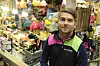 RØDT BLE GRØNT. Daglig leder Remi Skjevik (27) på Sport Outlet Fauske hadde en dårlig start på året, men nå har de røde tallene blitt knallgrønne. - Det er gode tider for sportsbransjen. Foto: Maria Edvardsen