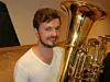 SER MOT NEW YORK. Magnus Breivik Løvseth er musiker med tubaist som hovedinstrument. Han har nettopp fått talentstipend fra Sparebakstiftelsen, som kommer godt med til videreutdanning i USA. - Jeg gleder meg veldig til oppholdet, selv om det kan bli utsatt grunner korona-situasjonen. Foto: Stig Bjørnar Karlsen
