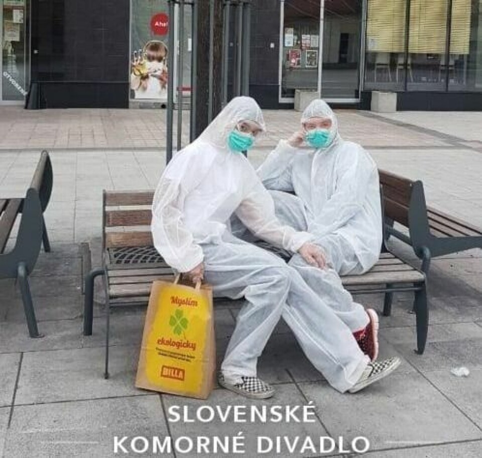 PÅBUDT MED MASKER. I Slovakia er det nå påbudt med masker. - Dette bildet er fra en tur i butikken med en kompis. Drakta brukes humoristisk, det er viktig med litt humor i den ellers seriøse tiden, sier Steffensen.HJEM TIL SOMMERFERIEN. Melinda Steffensen håper hun får kommet seg hjem til Norge til sommerferien.ALT ER STENGT. Steffensen forteller at alt unntatt matbutikker er stengt og at det er lite folk ute i gatene. PÅBUDT MED MASKER. I Slovakia er det nå påbudt med masker. - Dette bildet er fra en tur i butikken med en kompis. Drakta brukes humoristisk, det er viktig med litt humor i den ellers seriøse tiden, sier Steffensen.