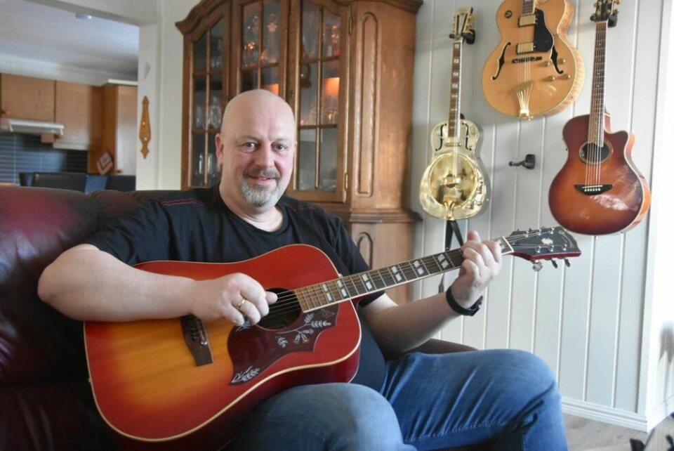 LOKAL KULTURPERSONLIGHET. Sverre Kristiansen har vært en aktiv kulturmann på Fauske både gjennom Kraftsambandet og Slampan. I dag skulle hatt med seg fire gitarer på scenen og spilt Rolling Stones. Her med den aller første gitaren han fikk. LOKAL KULTURPERSONLIGHET. Sverre Kristiansen har vært en aktiv kulturmann på Fauske både gjennom Kraftsambandet og Slampan. I dag skulle hatt med seg fire gitarer på scenen og spilt Rolling Stones. Her med den aller første gitaren han fikk. Foto: Sylvia Bredal