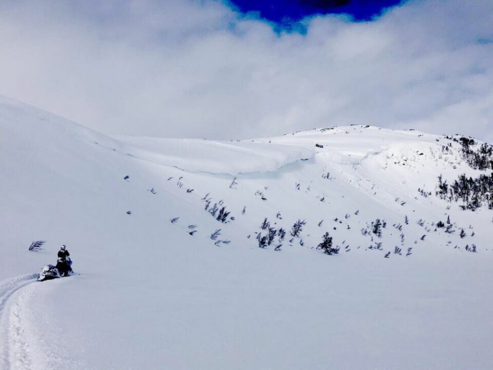 SKAVL. Mye snø har ikke bare gitt gode forhold for skiturer, men også rasfare. Her er en enorm snøskavl ved Øvre Oksvatn på Saltfjellet. SKAVL. Mye snø har ikke bare gitt gode forhold for skiturer, men også rasfare. Her er en enorm snøskavl ved Øvre Oksvatn på Saltfjellet. Foto: Foto: Tore Veisetaune