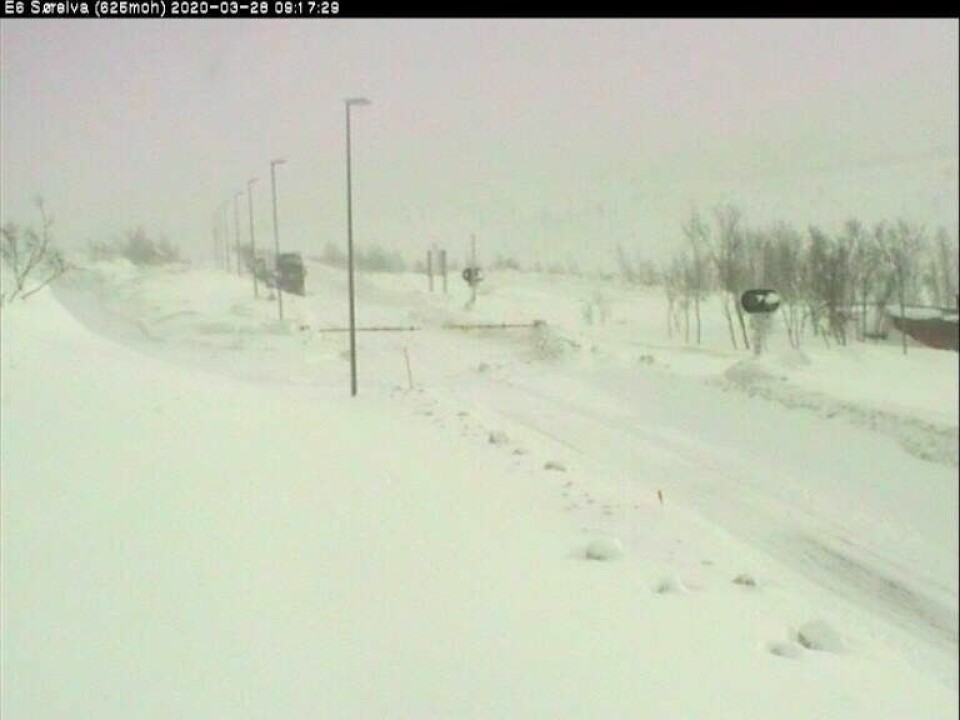 E6 over Saltfjellet er stengt på grunn av uvær. E6 over Saltfjellet er stengt på grunn av uvær. Foto: Webkamera Statens vegvesen