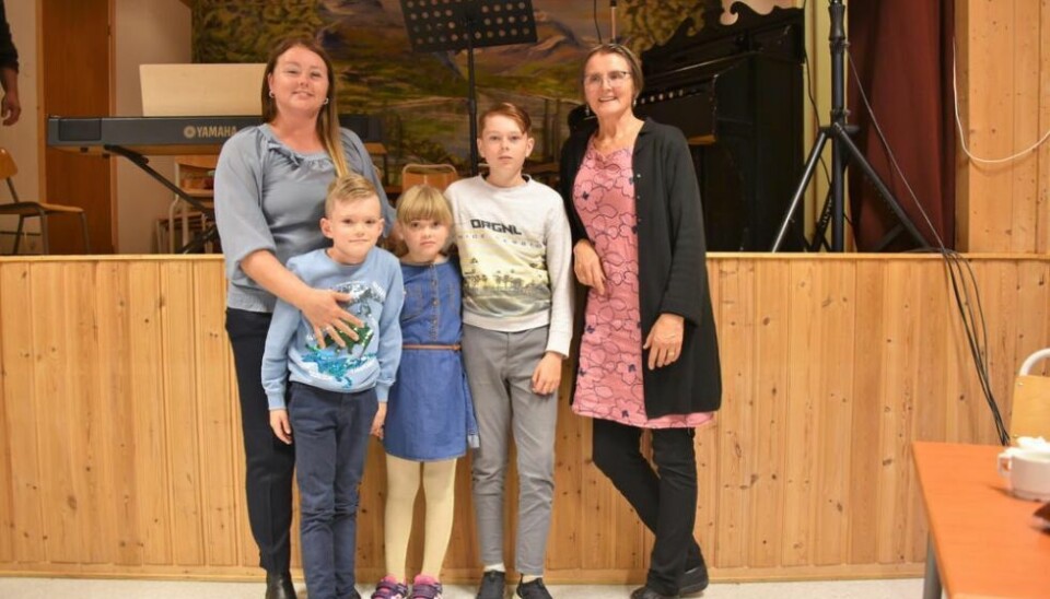 SUKSESS. De som gjorde sommer-salmekvelden til en suksess. Grete Høgset med barna Edvard (7), Ingrid (7) og Jakob (13) sammen med kantor Hildur Eli Gryt. SUKSESS. De som gjorde sommer-salmekvelden til en suksess. Grete Høgset med barna Edvard (7), Ingrid (7) og Jakob (13) sammen med kantor Hildur Eli Gryt. Foto: Lars Olav Handeland