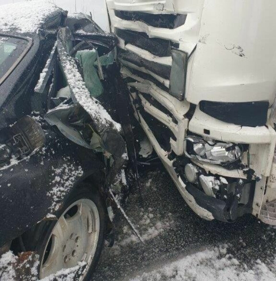 SMALT SAMMEN. Personbilen ble knust i sammenstøtet med traileren. SMALT SAMMEN. Personbilen ble knust i sammenstøtet med traileren. Foto: Politiet