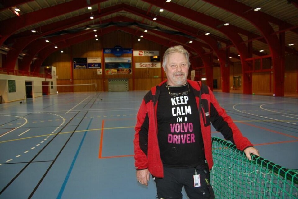 FORNØYD. Johnny Pedersen (70) er glad for å levere fra seg en idrettshall i god stand. FORNØYD. Johnny Pedersen (70) er glad for å levere fra seg en idrettshall i god stand. Foto: Stig Bjørnar Karlsen