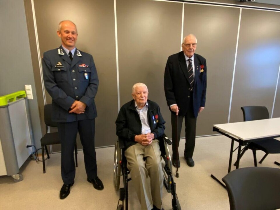 DELTE UT. Det var en etterlengtet glede for Gudmund Hauan (i midten) og Bernt Kristiansen da de fikk sine medalje utdelt for internajsonal tjeneste i tysklandsbrigaden etter krigen. Det var en stolt oberst Steve Pedersen (t.v.) som sto for utdelingen. DELTE UT. Det var en etterlengtet glede for Gudmund Hauan (i midten) og Bernt Kristiansen da de fikk sine medalje utdelt for internajsonal tjeneste i tysklandsbrigaden etter krigen. Det var en stolt oberst Steve Pedersen (t.v.) som sto for utdelingen. Foto: Helge Simonsen