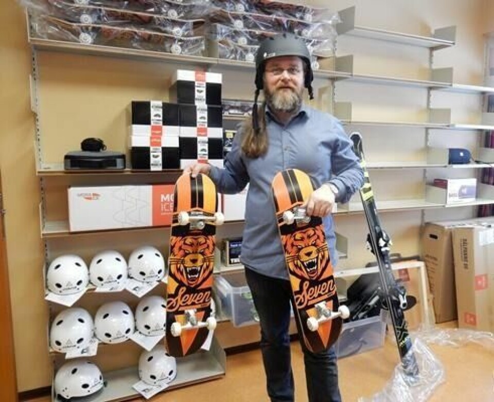 Ole Anders Seines leder aktivitetene ved biblioteket på Straumen neste uke. Her er han på utstyrssentralen. Ole Anders Seines leder aktivitetene ved biblioteket på Straumen neste uke. Her er han på utstyrssentralen. Foto: Sørfold kommune