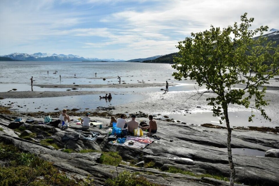 VARMT. Folk fra både Fauske og Bodø liker å ta turen til Nordvika når varmen slår til. Dette bildet er fra lørdag klokken 18, da var det fortsatt rundt 26 grader i lufta. VARMT. Folk fra både Fauske og Bodø liker å ta turen til Nordvika når varmen slår til. Dette bildet er fra lørdag klokken 18, da var det fortsatt rundt 26 grader i lufta. Foto: Tarjei Abelsen