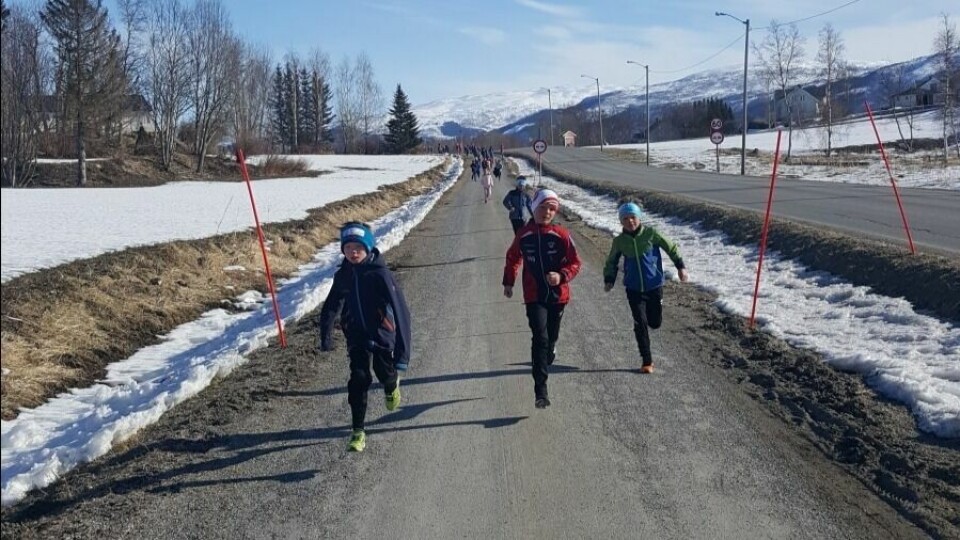 Her langs gang- og sykkelveien mellom Strømsnes og Valnesfjord kirke, skal fylkeskommunen overta drift av belysninga. Her langs gang- og sykkelveien mellom Strømsnes og Valnesfjord kirke, skal fylkeskommunen overta drift av belysninga. Foto: Arkiv
