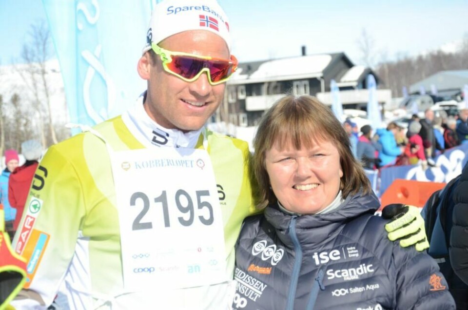 OBLIGATORISK. - Det er ikke skikkelig Kobberløp hvis ikke vi to tar bilde sammen, sa Mona Mosti til Niklas Dyrhaug. Nå må de vente til april 2021 med neste fellesbilde. OBLIGATORISK. - Det er ikke skikkelig Kobberløp hvis ikke vi to tar bilde sammen, sa Mona Mosti til Niklas Dyrhaug. Nå må de vente til april 2021 med neste fellesbilde. Foto: Espen Johansen