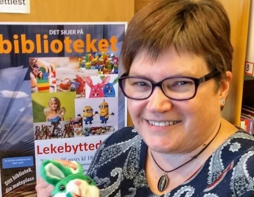 Laila Gabrielsen synes det er leit at ikke det planlagte forfatterbesøket med Evard Hoem ikke blir noe av. Men er glad for at forfatteren lover å komme om et år. Laila Gabrielsen synes det er leit at ikke det planlagte forfatterbesøket med Evard Hoem ikke blir noe av. Men er glad for at forfatteren lover å komme om et år. Foto: Beiarn bibliotek