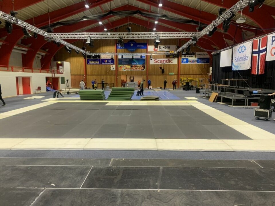 RIGGING. Fredag formiddag var Fauske atletklubb i full gang med å rigge Fauske idrettshall til NM i bryting. RIGGING. Fredag formiddag var Fauske atletklubb i full gang med å rigge Fauske idrettshall til NM i bryting. Foto: Espen Johansen