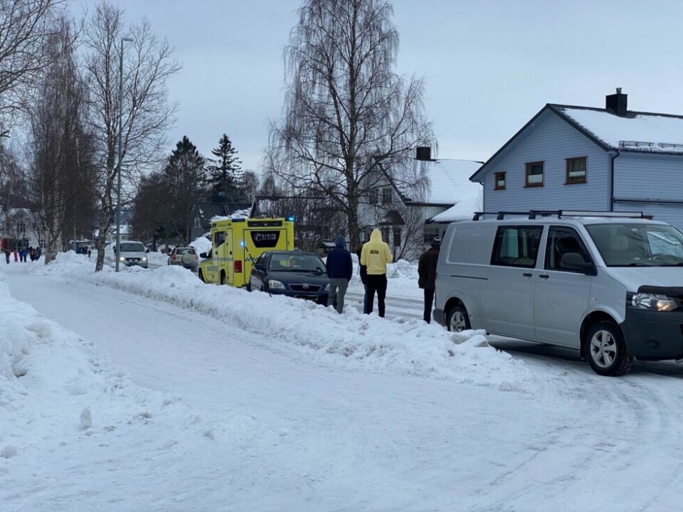To biler har kollidert i Jernbanegata på Rognan. To biler har kollidert i Jernbanegata på Rognan. Foto: Helge Simonsen