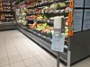 FLERE TILTAK. Ved Coop Prix på Straumen henger det oppfordringer til kundene flere steder i butikken, der de bes om å holde avstand og være nøye med hygienen. Det er også spritdispensere flere steder i butikken. Foto: Eva S. Winther
