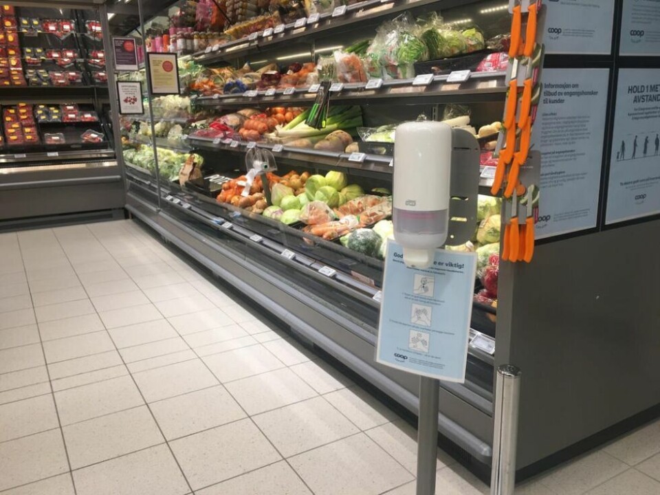 FLERE TILTAK. Ved Coop Prix på Straumen henger det oppfordringer til kundene flere steder i butikken, der de bes om å holde avstand og være nøye med hygienen. Det er også spritdispensere flere steder i butikken. FLERE TILTAK. Ved Coop Prix på Straumen henger det oppfordringer til kundene flere steder i butikken, der de bes om å holde avstand og være nøye med hygienen. Det er også spritdispensere flere steder i butikken. Foto: Eva S. Winther