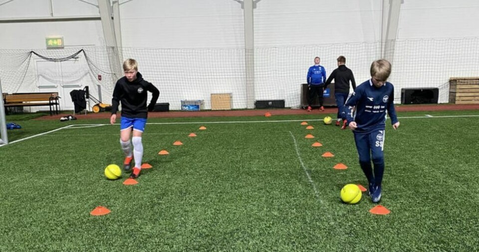 ØVELSER. Det var lagt opp til øvelser med mye ballkontakt, men ikke kroppskontakt. ØVELSER. Det var lagt opp til øvelser med mye ballkontakt, men ikke kroppskontakt. Foto: Fauske/Sprint